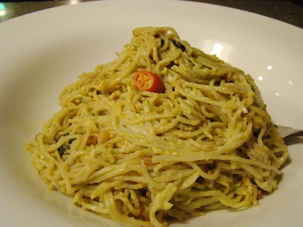 3. Creamy Tomato and Spinach Pasta (Vegan Feast Catering, Flickr, CC BY 2.0)