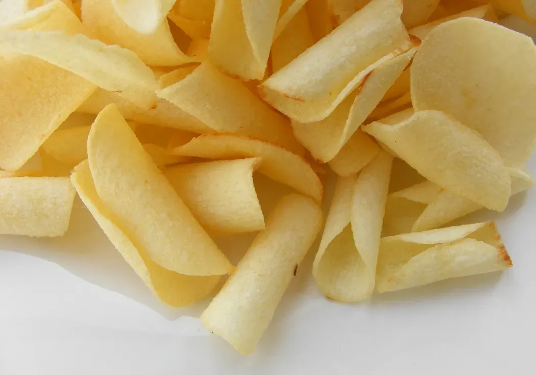 9. Turn Vegetable Peels Into Baked Chips (Image Credits: Wikimedia)