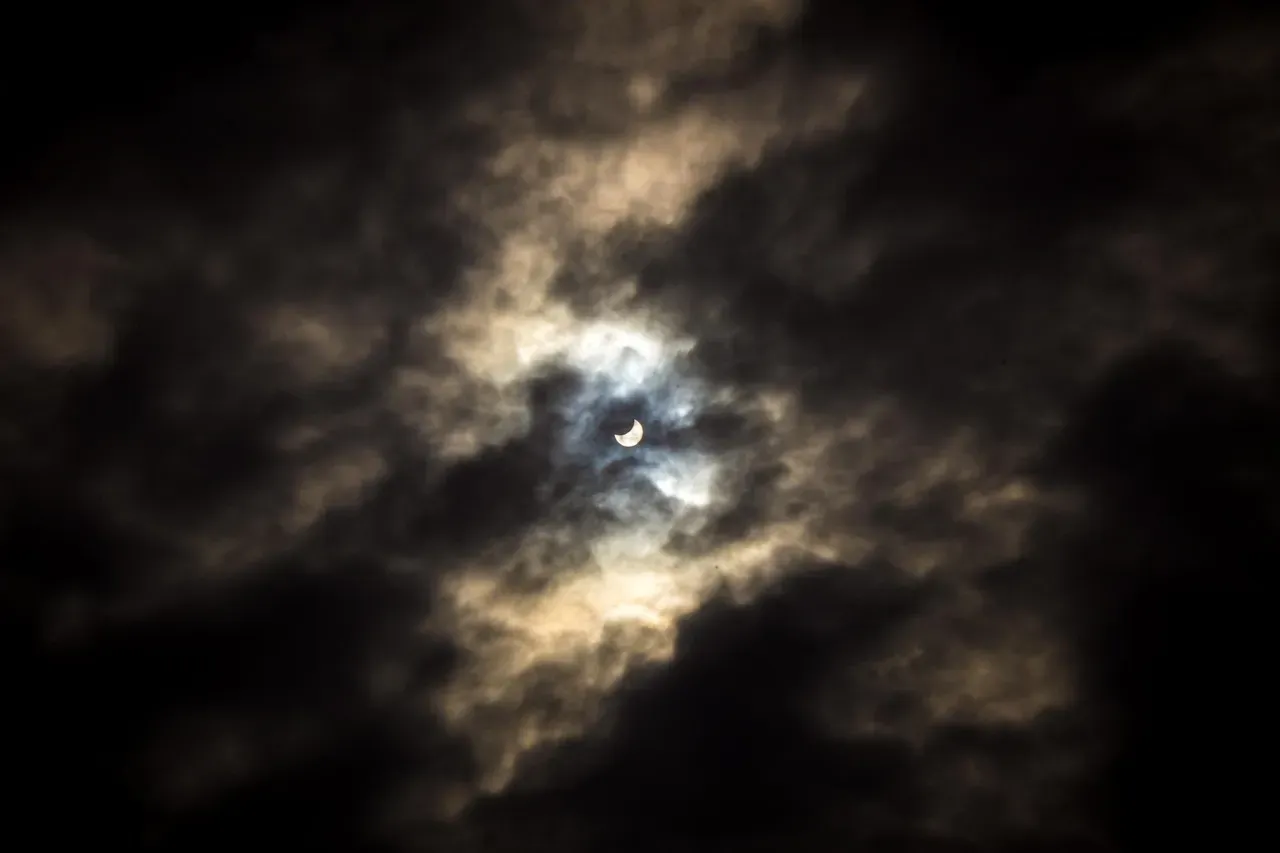 The Atmosphere Actually Stirs During an Eclipse (Image Credits: Pixabay)