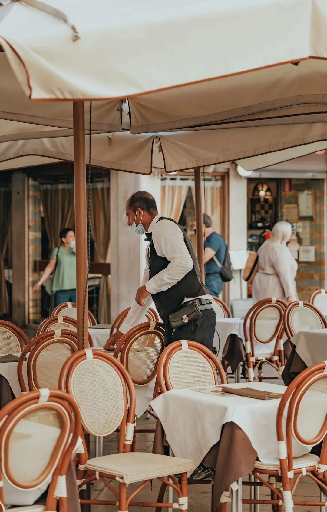 2. The Aggressive Greeter Restaurant: When Staff Stand Outside Begging (Image Credits: Unsplash)