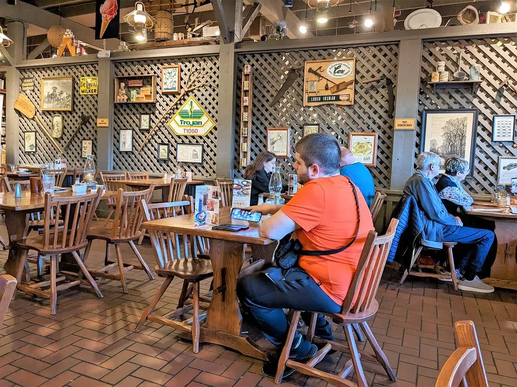 10. Cracker Barrel: When Nostalgia Isn't Enough (Image Credits: Flickr)