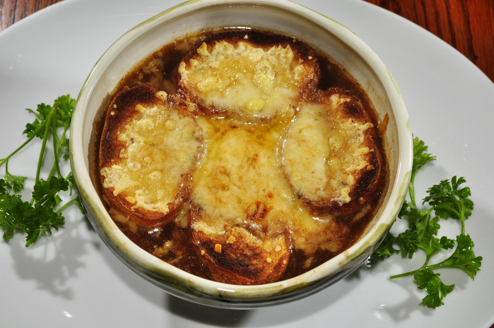 French Onion Soup: The Ultimate Caramelized Classic (Image Credits: Wikimedia)
