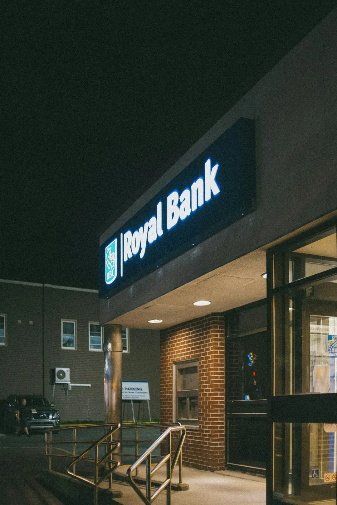 Banks: Trust Eroding at Financial Institutions (Image Credits: Unsplash)