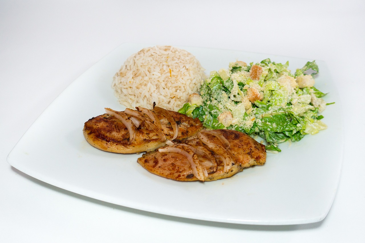 2. Salads with Grilled Proteins: Fresh and Filling (image credits: pixabay)