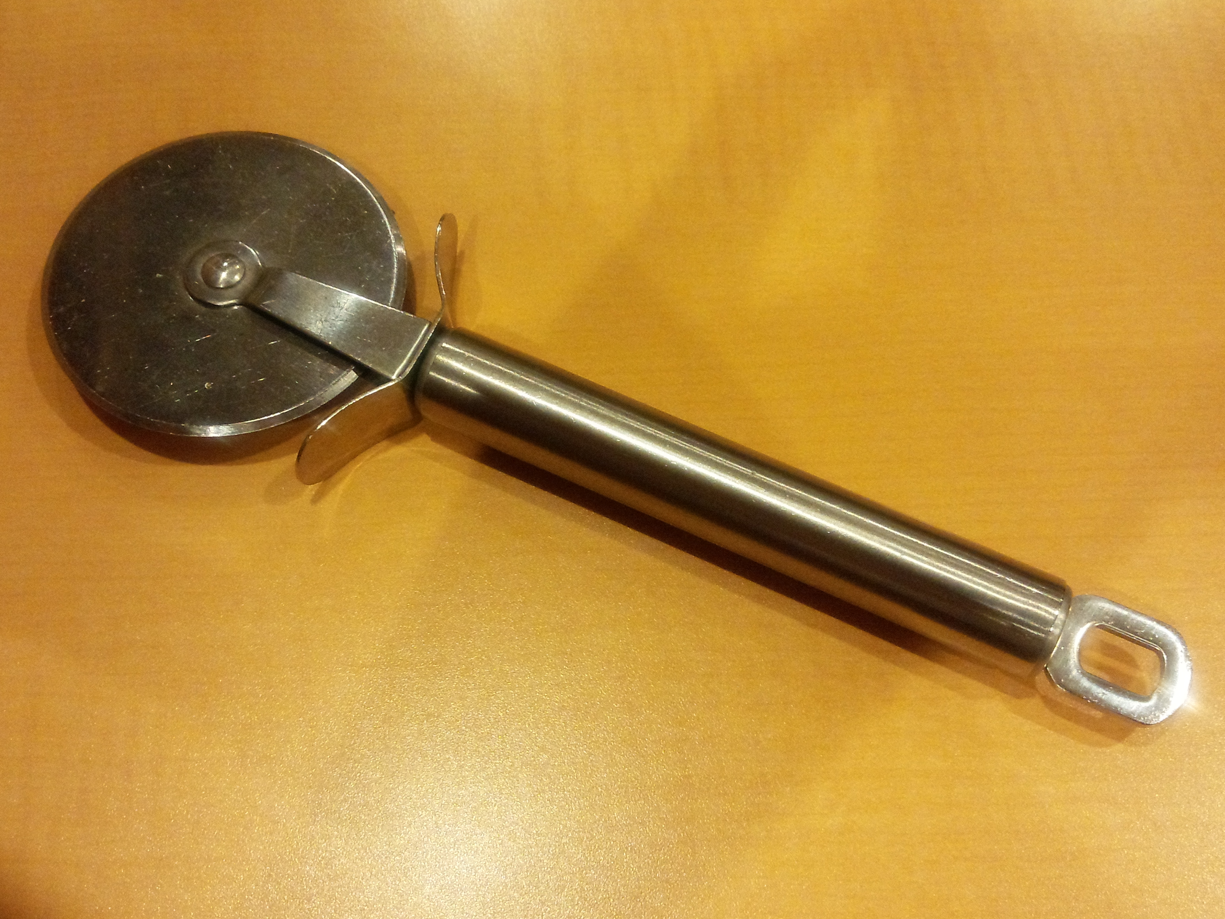 Pizza Wheel Herb Chopping (image credits: By Lombroso, CC0, https://commons.wikimedia.org/w/index.php?curid=42022834)