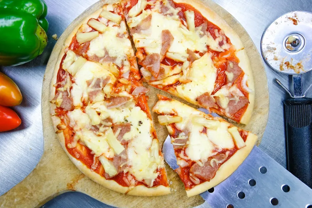 Papa Johns Rolls Out Five Cheese Indulgence as Sales Pressure Mounts (Image Credits: Unsplash)