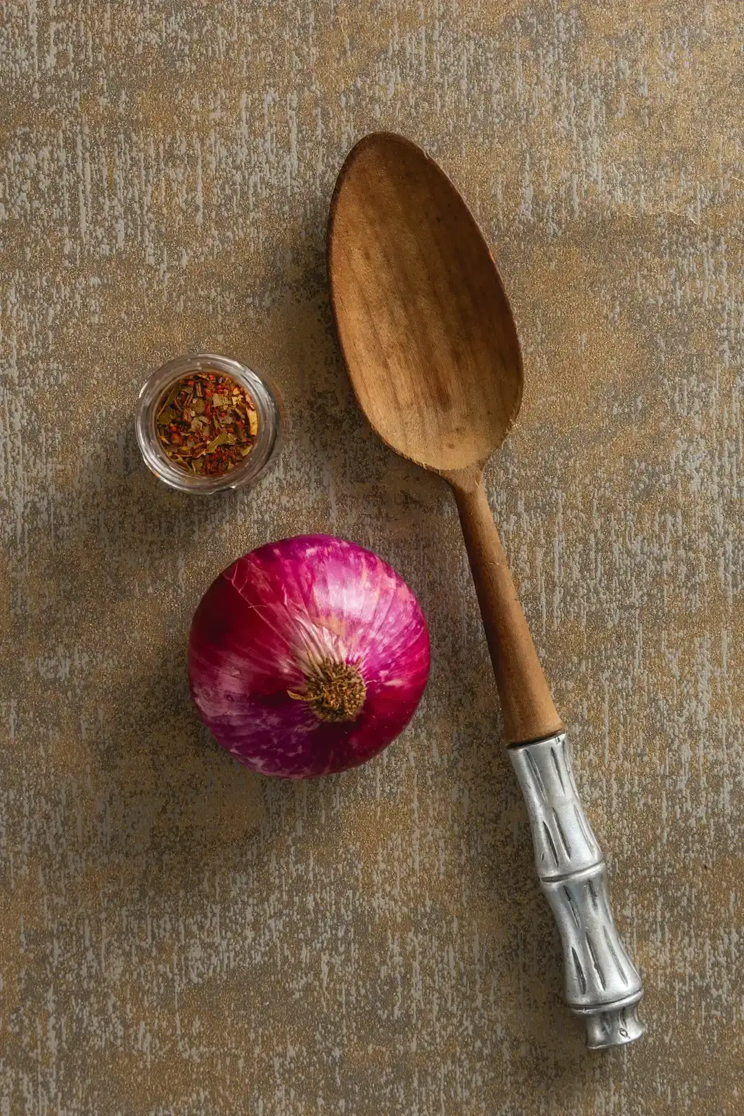 4. Wooden Spoons Stuffed Into a Ceramic Crock (Image Credits: Unsplash)