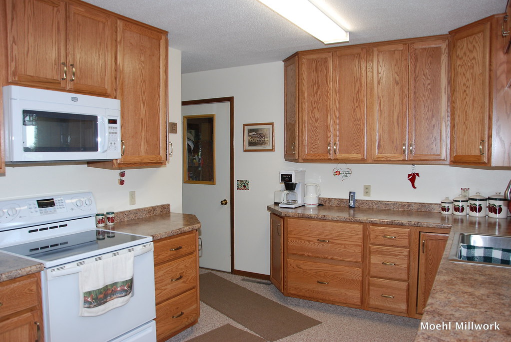 Traditional Orange Oak Cabinets (image credits: Gallery Image)