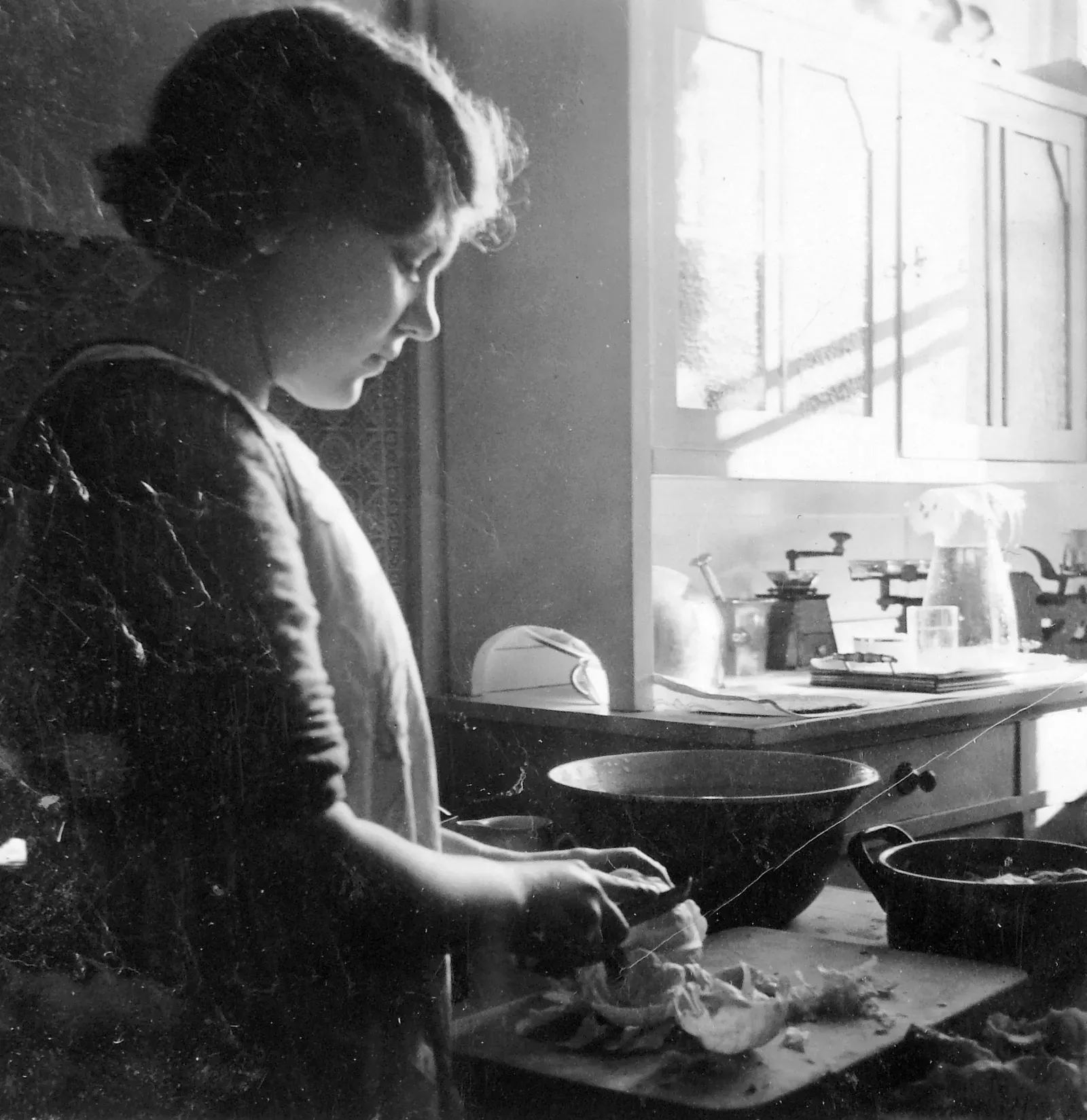 2. Spending the Entire Evening in the Kitchen (Image Credits: Wikimedia)