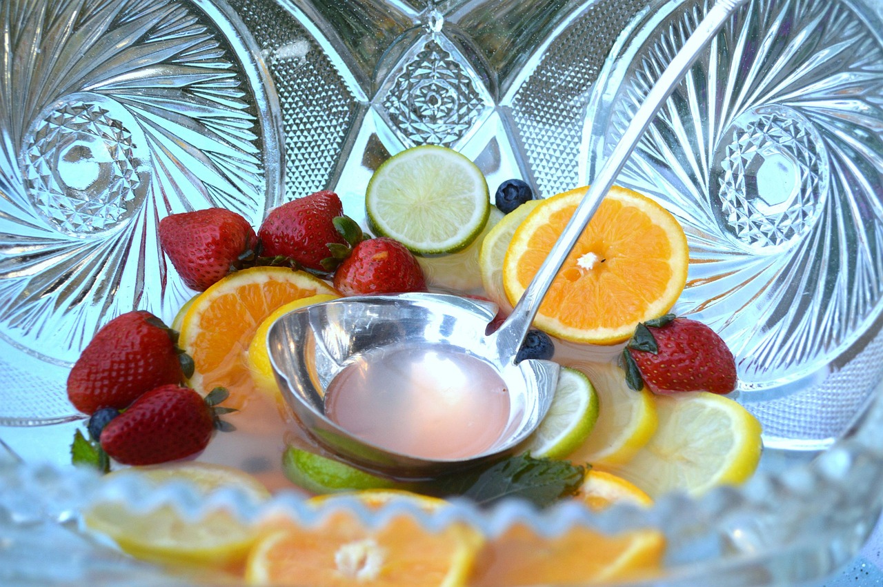 Retro Drinks: Punch Bowls and Party Sips (image credits: pixabay)