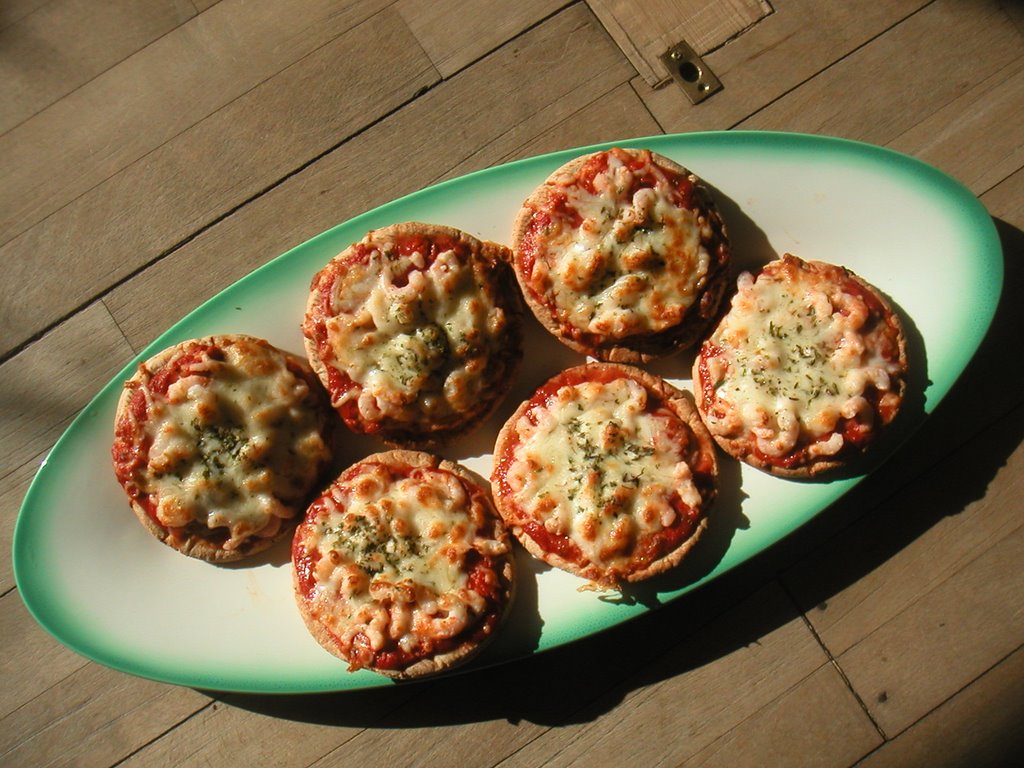 Pizza Bagels – When Everything Became Pizza (image credits: Pizza med rejer, CC BY-SA 2.0, https://commons.wikimedia.org/w/index.php?curid=8823033)