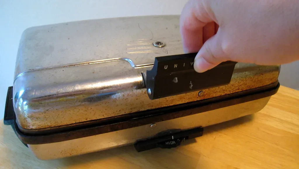 8. Vintage Griswold Cast Iron Waffle Irons (Image Credits: Flickr)