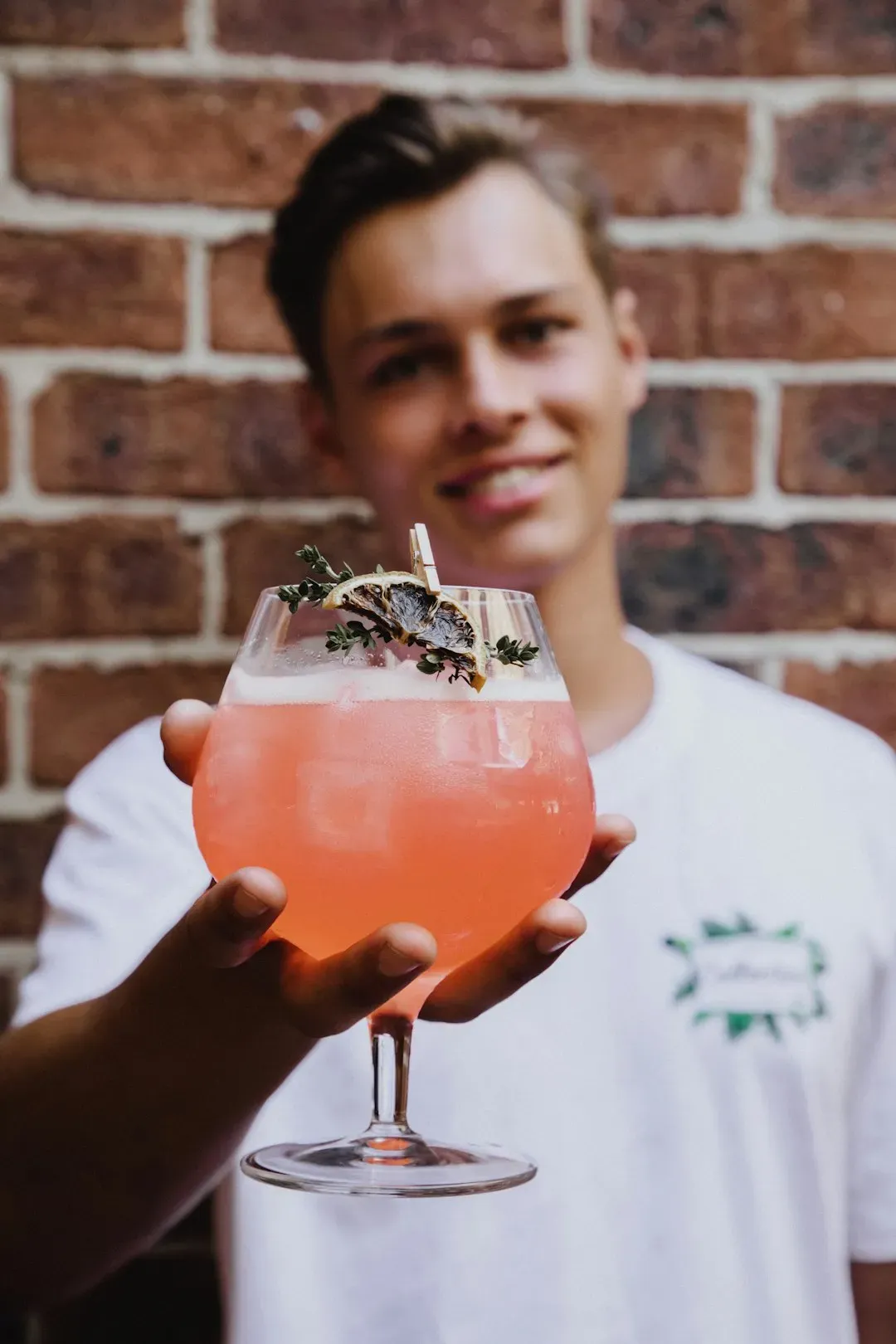 The Science Behind the Sip: How Bartenders Actually Read You (Image Credits: Unsplash)