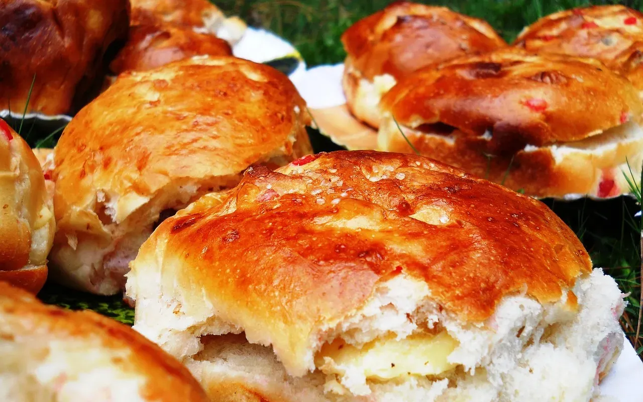 9. The Buttered Bun Adds Unexpected Richness (Image Credits: Pixabay)