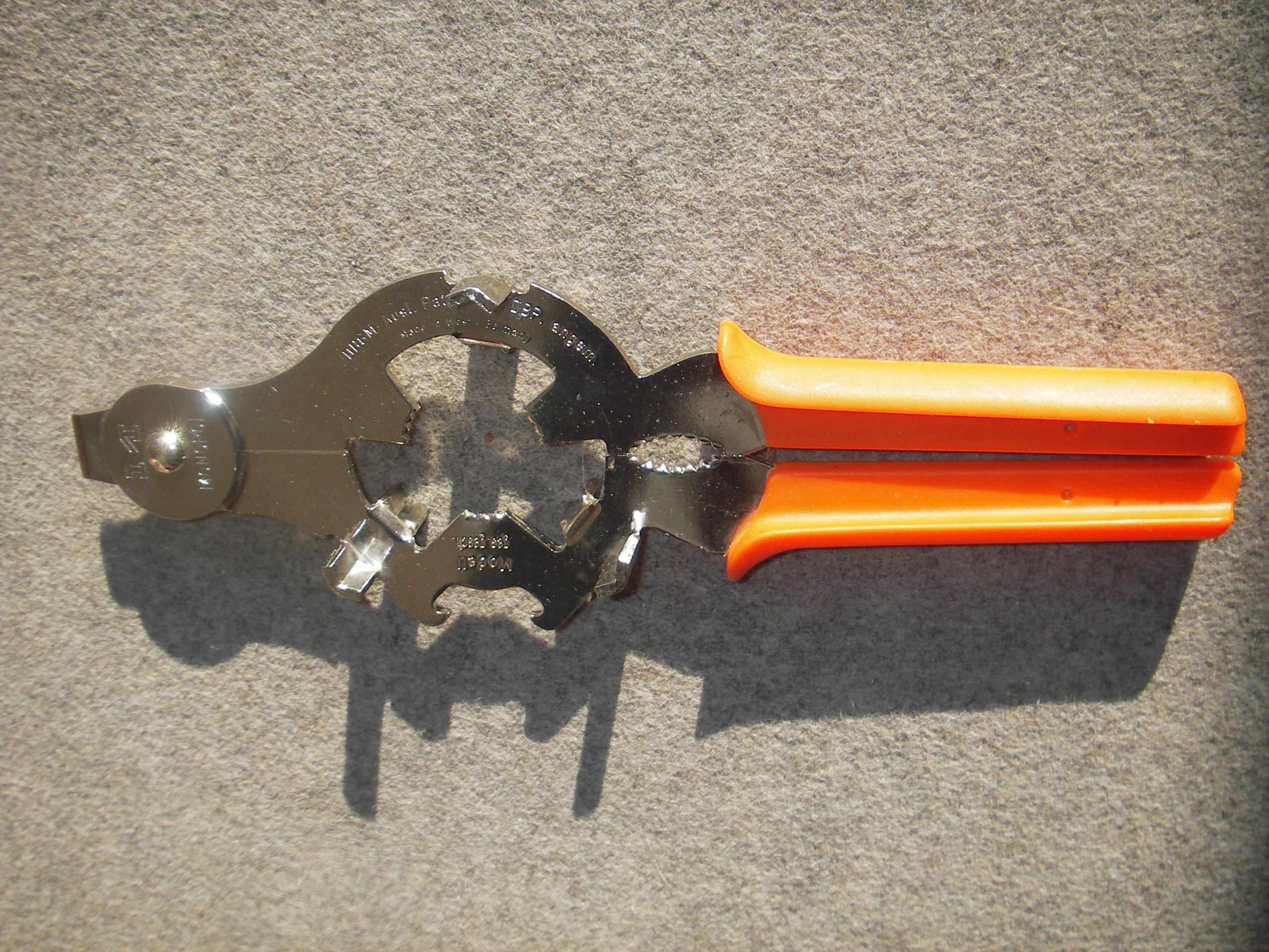 Old-School Manual Jar Openers: The Arthritis Enemy (image credits: By Wegner8, CC0, https://commons.wikimedia.org/w/index.php?curid=76009451)