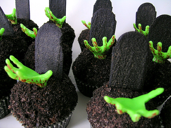 Graveyard Dirt Cake Cups (Image Credits: Flickr)