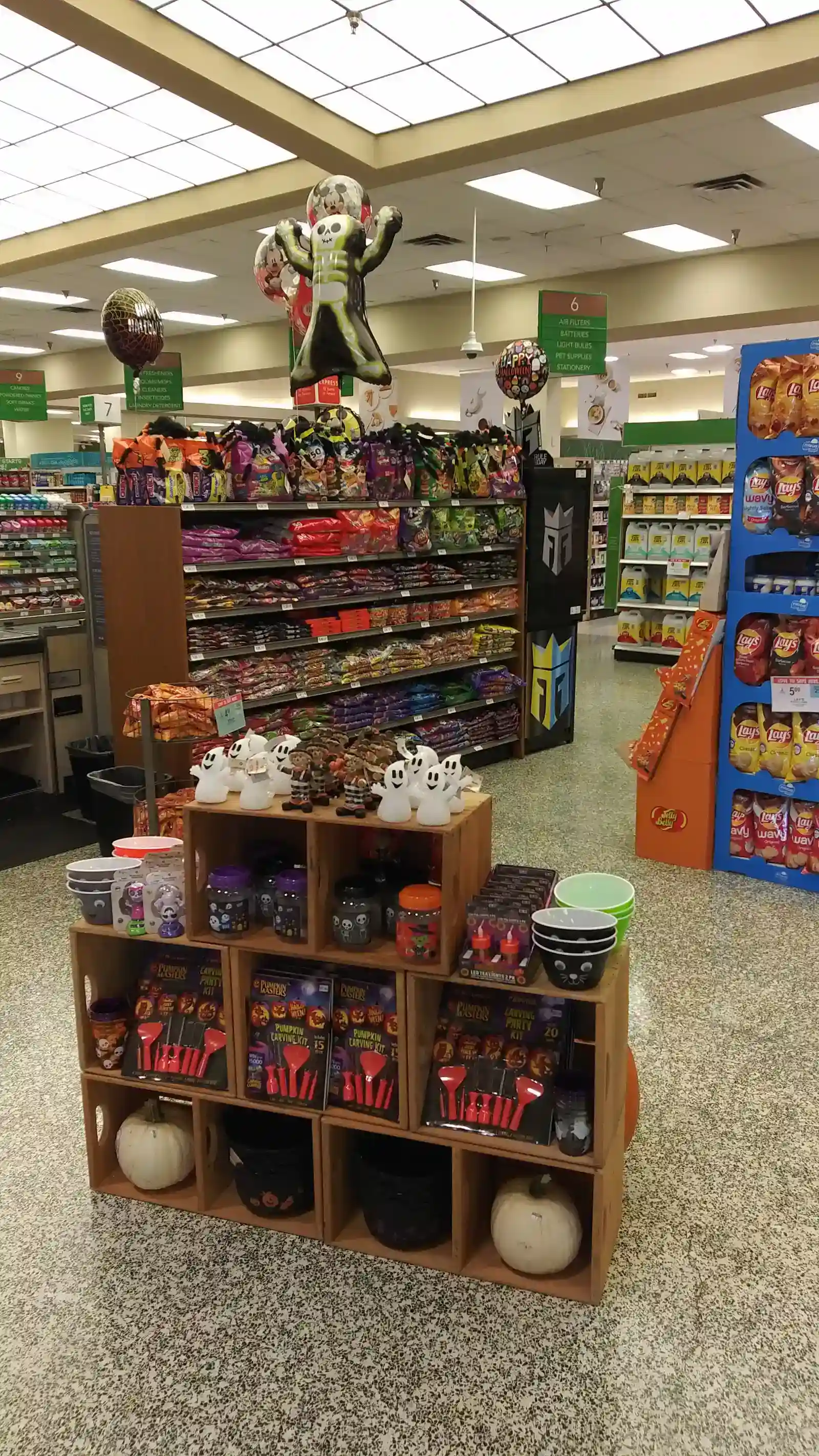 Strategic Endcap Displays Create Fake Urgency (Image Credits: Wikimedia)