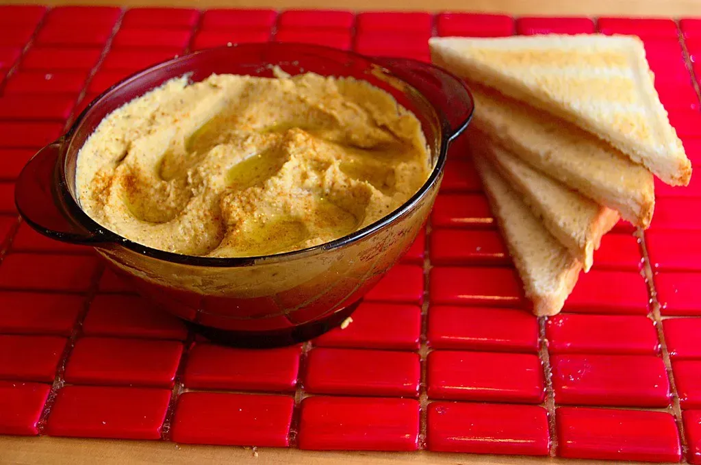 3. Hummus with Veggies or Crackers (Image Credits: Flickr)