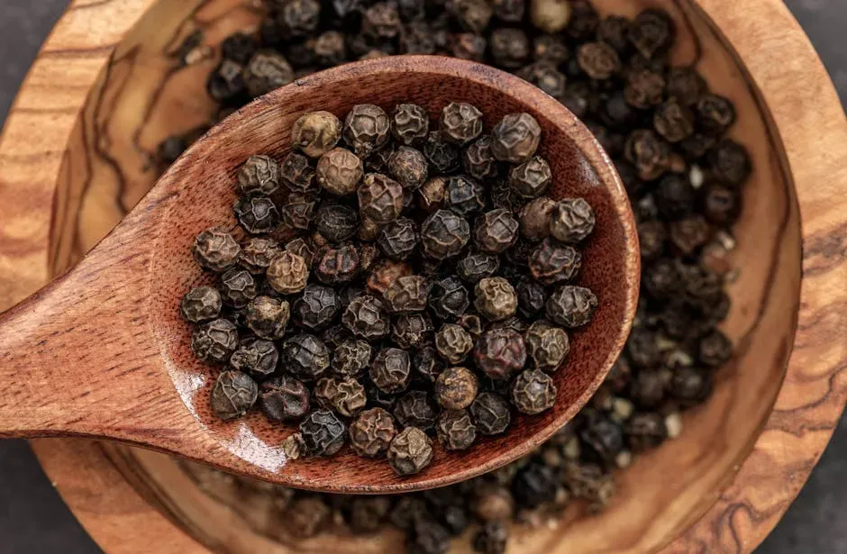 5. Black Pepper: The Bioavailability Booster That Also Fights Inflammation Itself (Image Credits: Pexels)