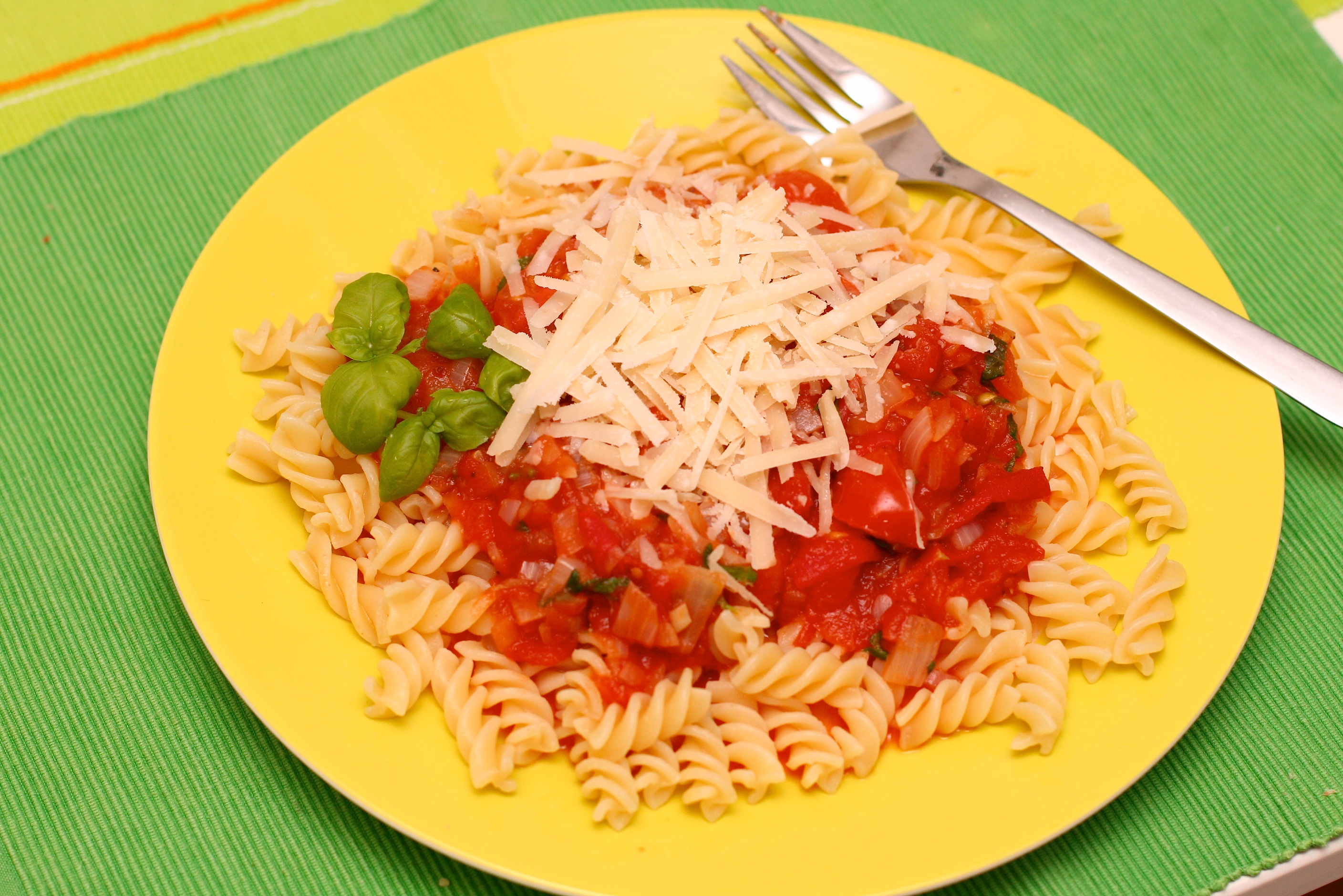Pasta & Tomato Sauce (image credits: wikimedia)