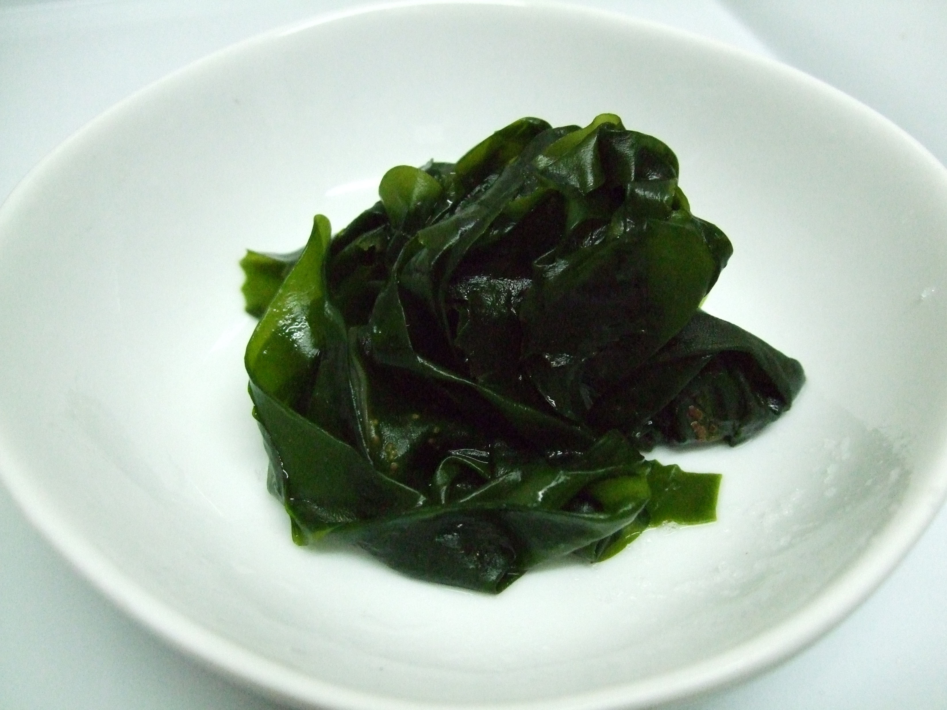 Add Sea Vegetables Like Nori and Wakame for a Plant-Based Iron Punch (image credits: wikimedia)