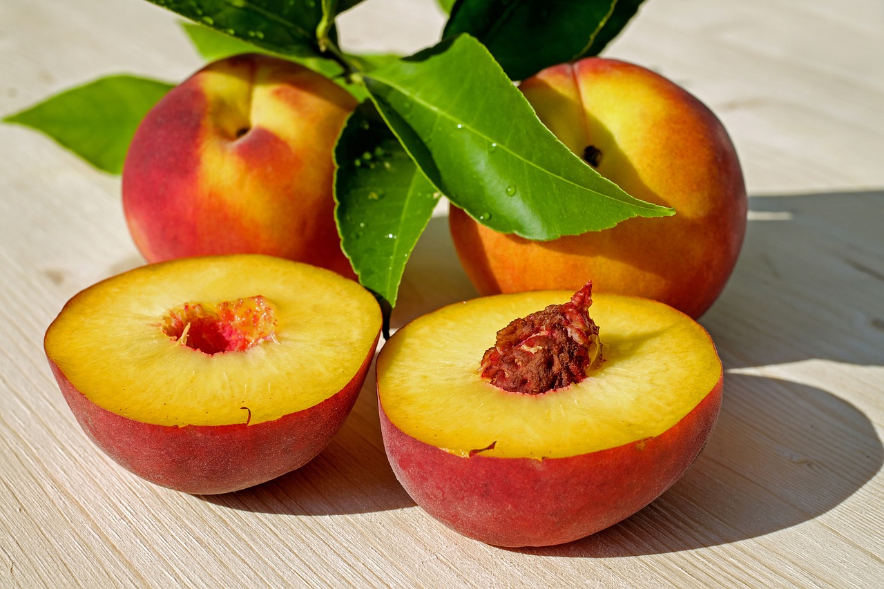 Peaches: Juicy Hydration (image credits: pixabay)
