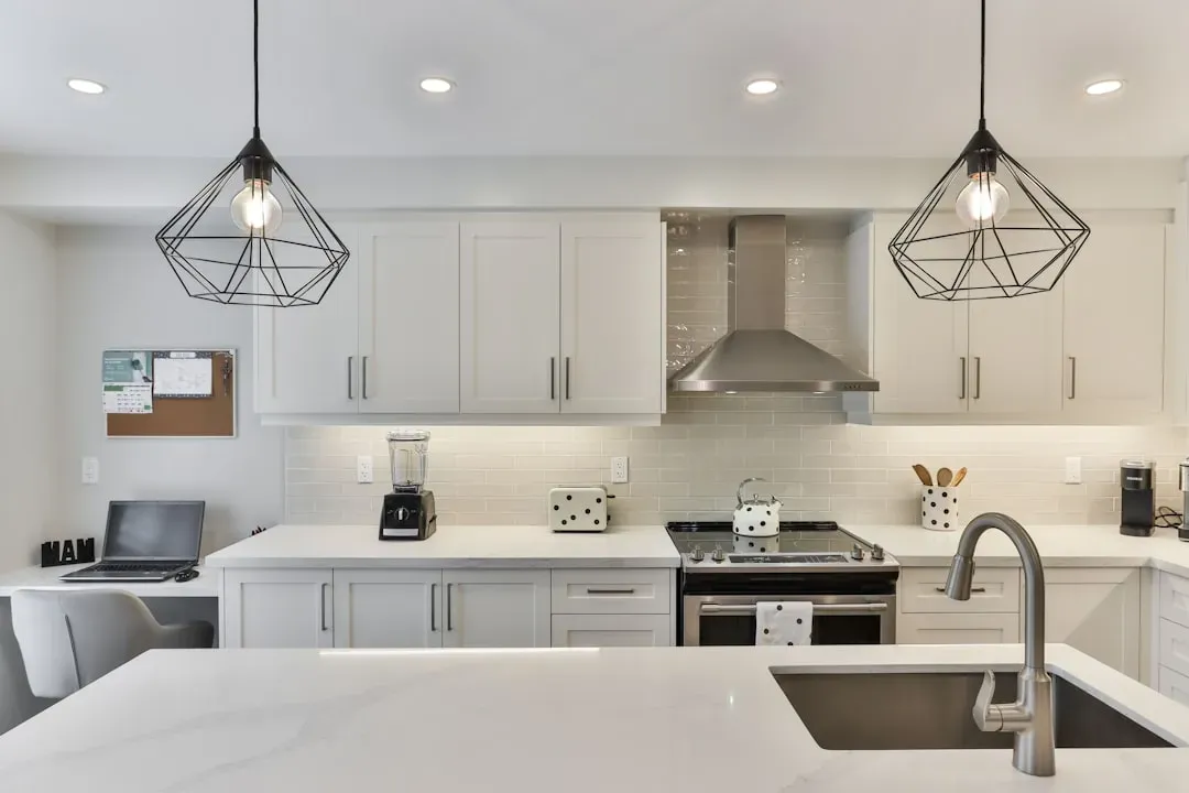 All-White Everything Kitchens (Image Credits: Unsplash)