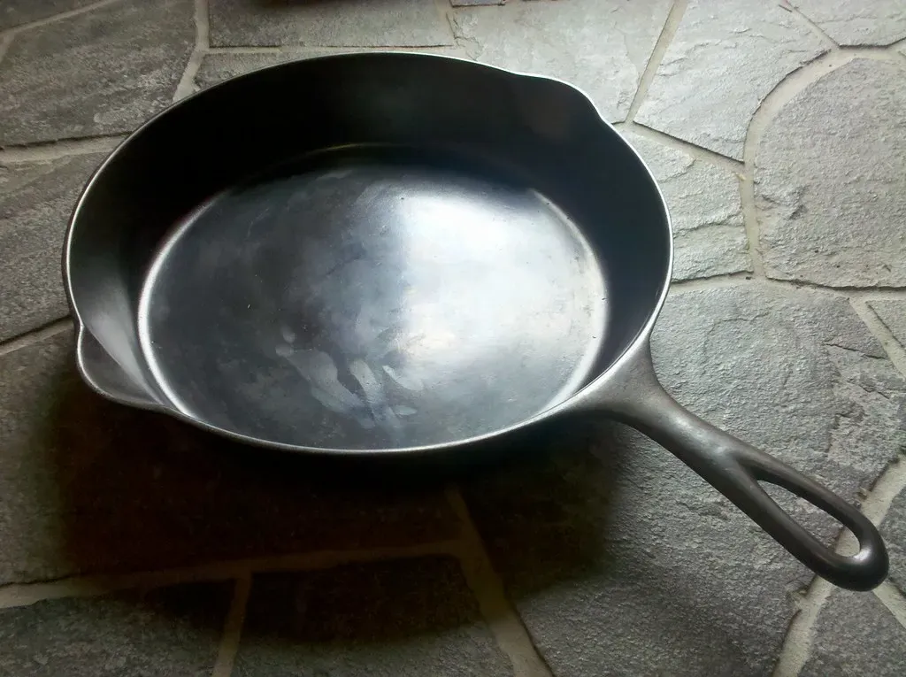 8. Lodge Cast Iron (Pre-1980): The American Workhorse Gone Collectible (Image Credits: Flickr)