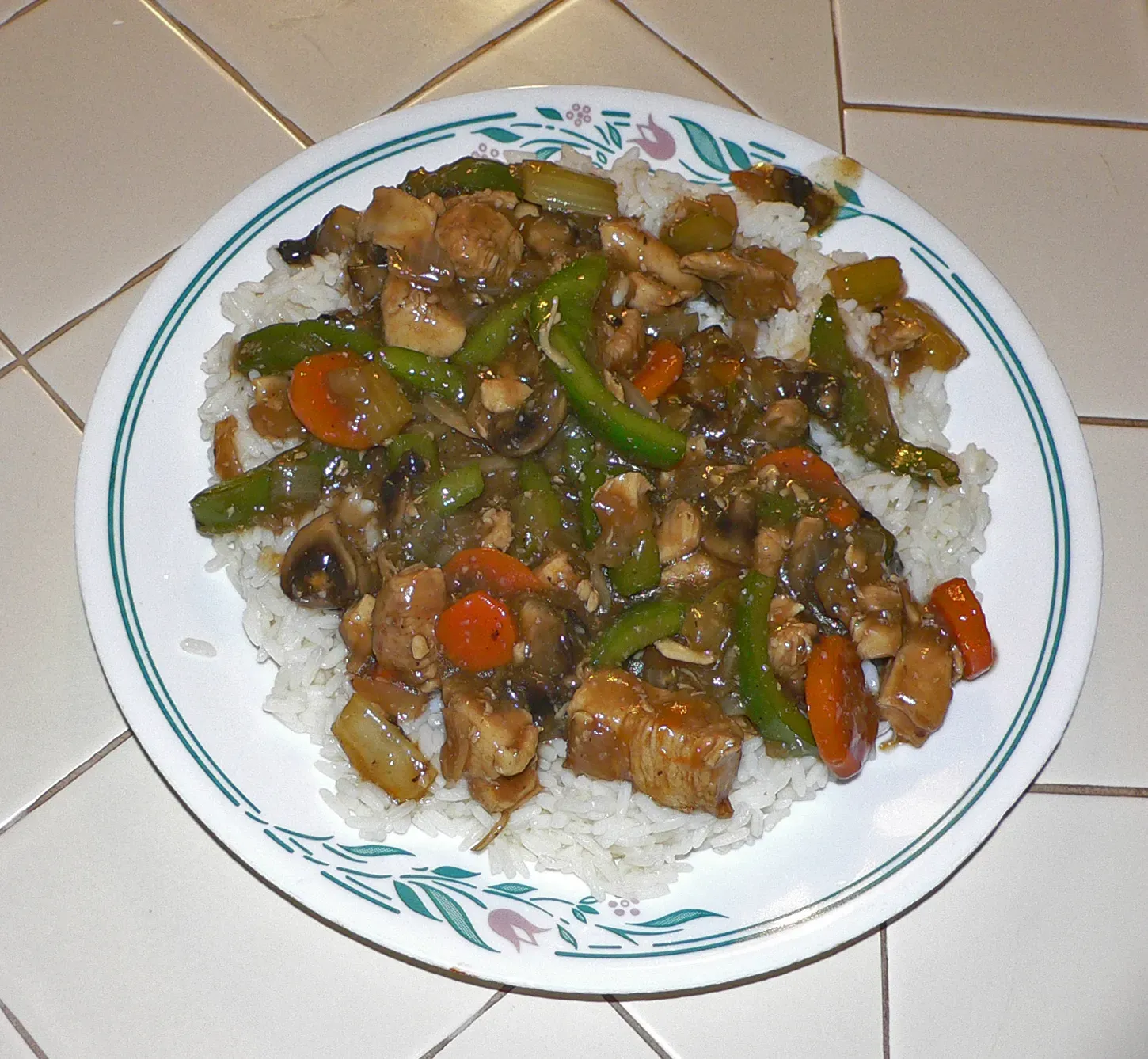 12. Simple Chicken Stir-Fry Over Rice (Image Credits: Wikimedia)