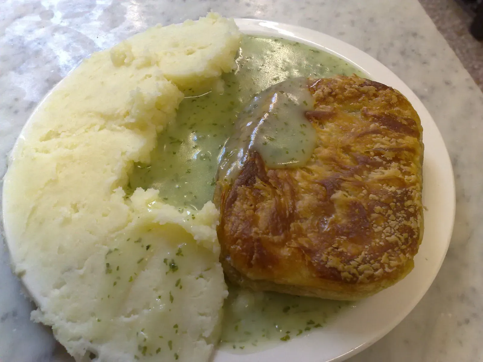 10. Pie and Mash with Liquor (Image Credits: Wikimedia)