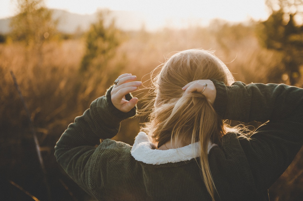 Understanding Hair Shedding: Causes and Implications (image credits: pixabay)
