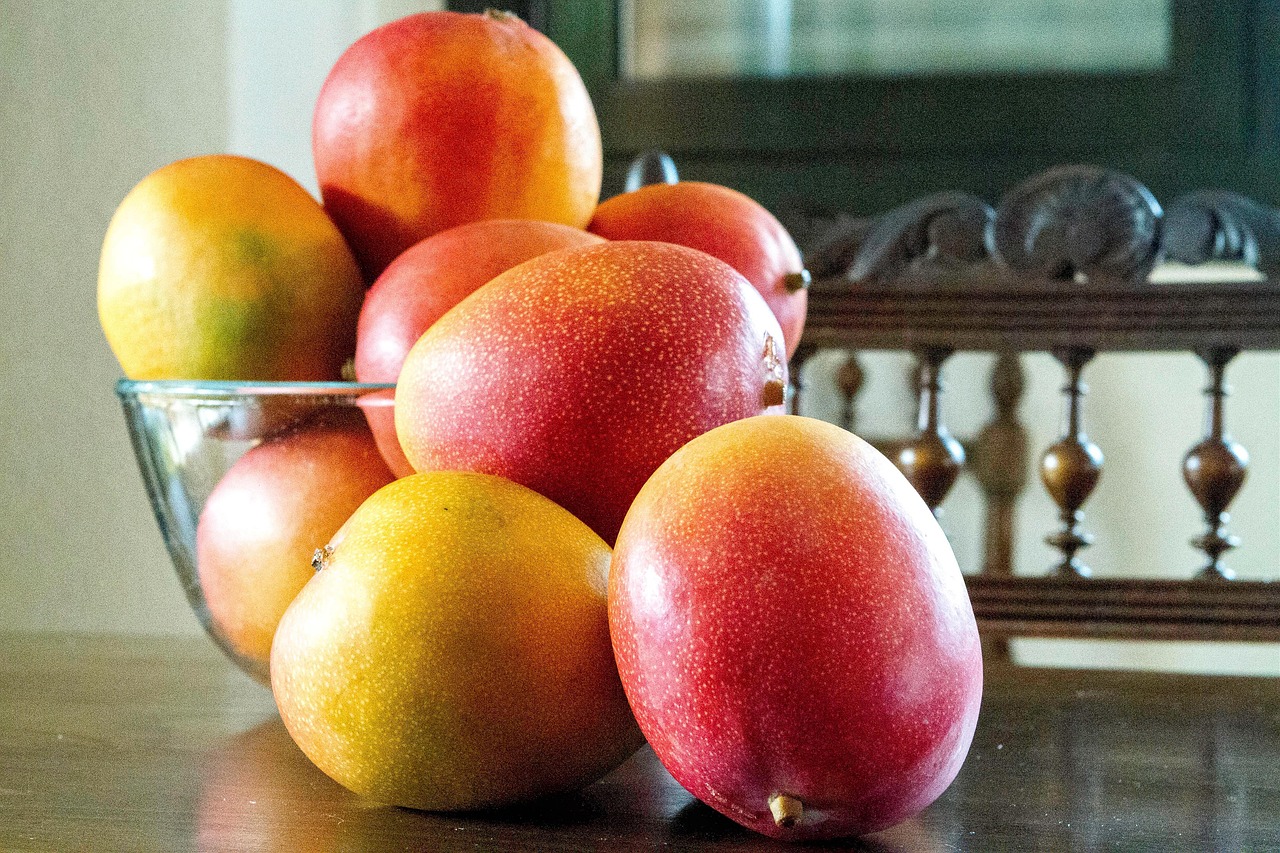 Mangoes: Tropical, Juicy, and High-Sugar (image credits: pixabay)