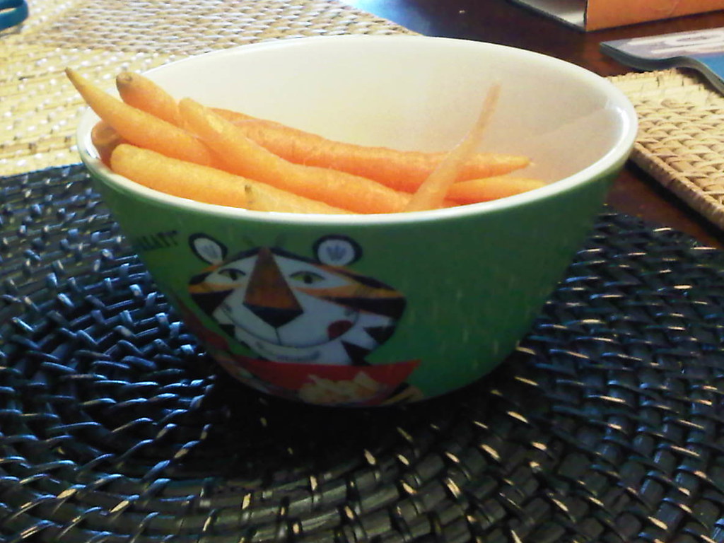 Baby Carrots with Hummus (image credits: flickr)