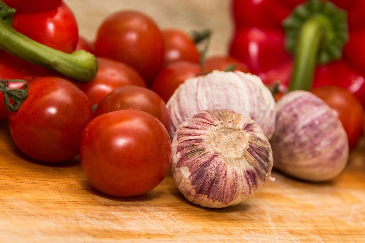Garlic and Tomatoes: The Aromatic Duo (image credits: pixabay)
