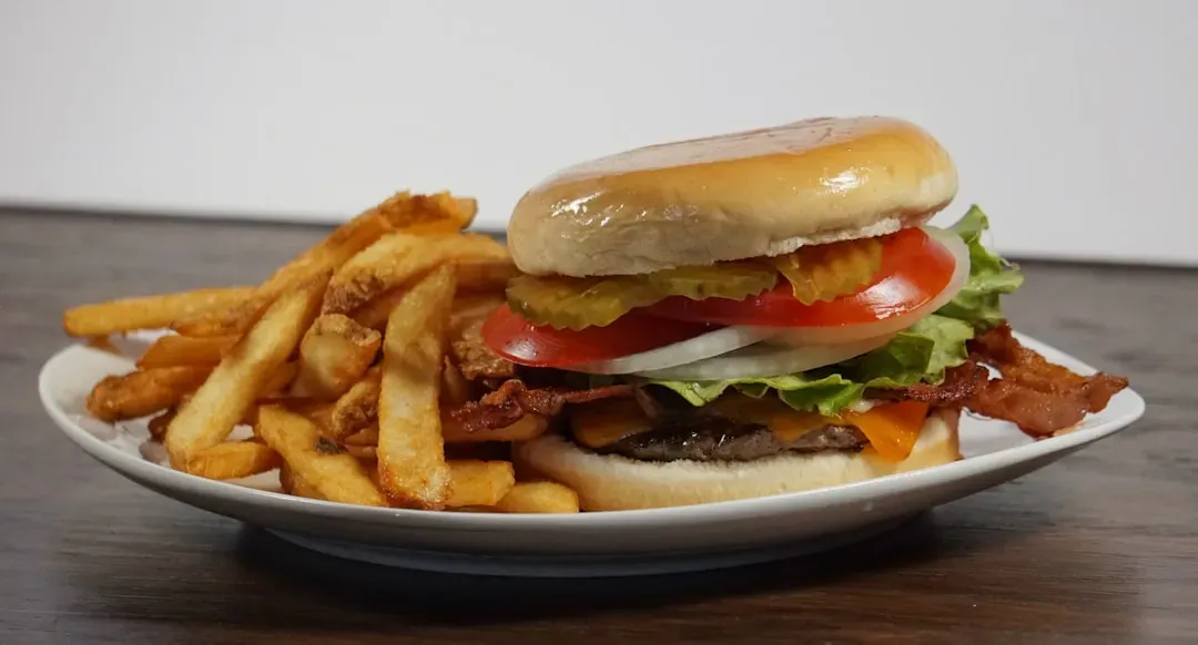 5. The Classic Cheeseburger: Trans Fat Central With a Side of Regret (Image Credits: Unsplash)