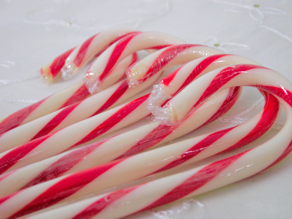 Candy Canes Started as Straight White Sticks (Image Credits: Flickr)