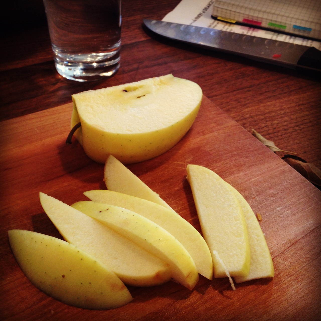 Apple Slices with Almond Butter: Sweet Meets Nutty (image credits: wikimedia)