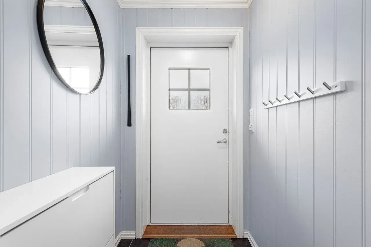 5. The Condition of the Entryway Speaks for the Whole House (Image Credits: Pixabay)