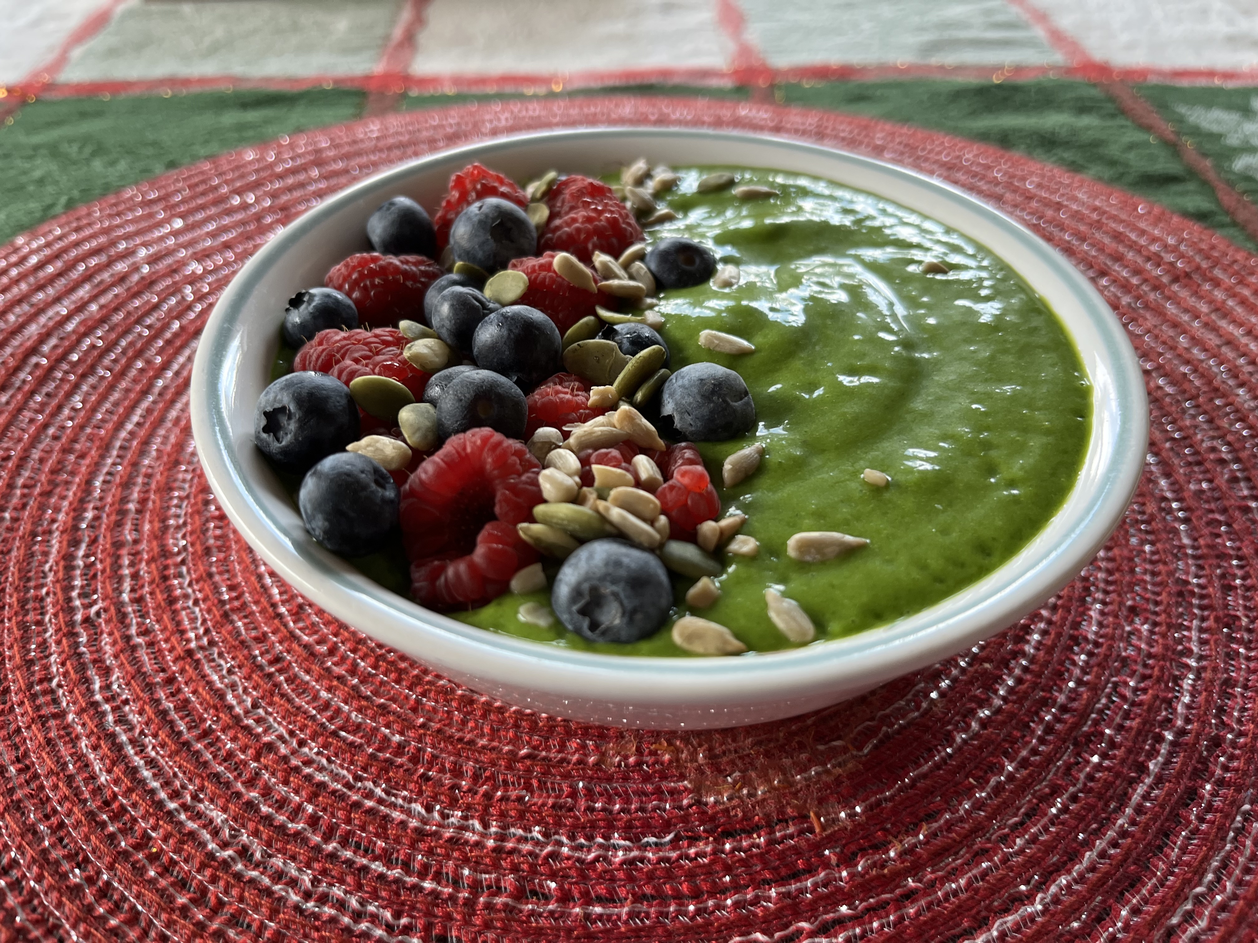 Smoothie Bowl: A Colorful Mood Booster (image credits: wikimedia)