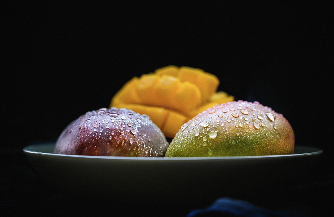 Mangoes: Tropical Sweetness, Nighttime Disruption (image credits: pixabay)