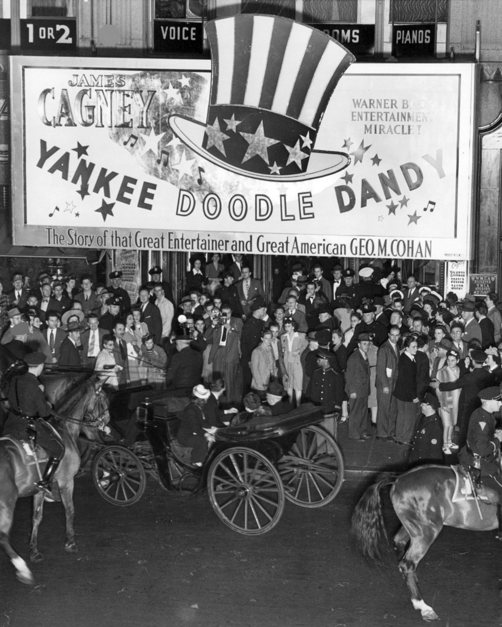 Yankee Doodle Dandy - The Patriotic Burger Experience (image credits: eBay item
front

back, Public domain, https://commons.wikimedia.org/w/index.php?curid=29204363)