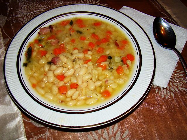 Mediterranean White Bean Soup (Image Credits: Wikimedia)