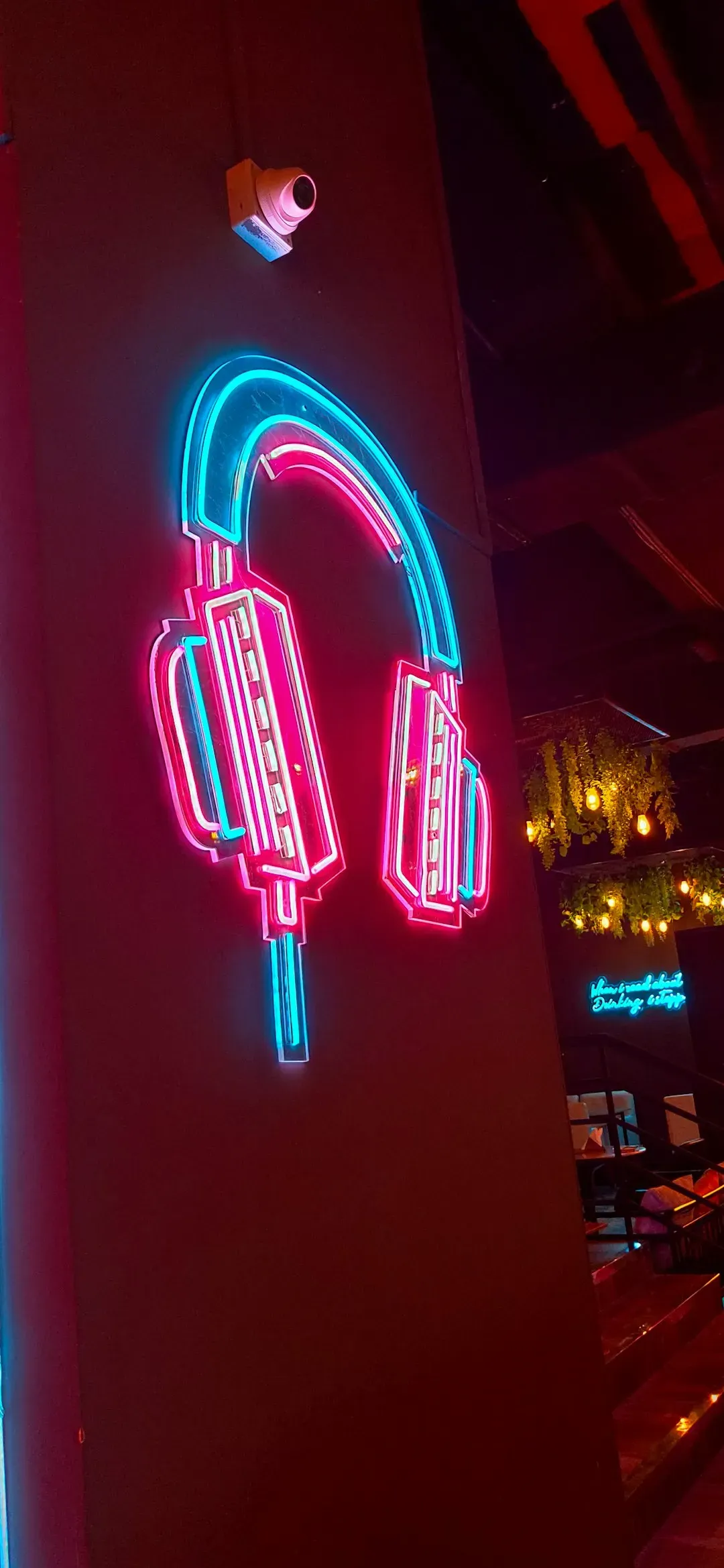 The Numbers Don't Lie: Restaurants Hit Dangerous Decibel Levels (Image Credits: Unsplash)