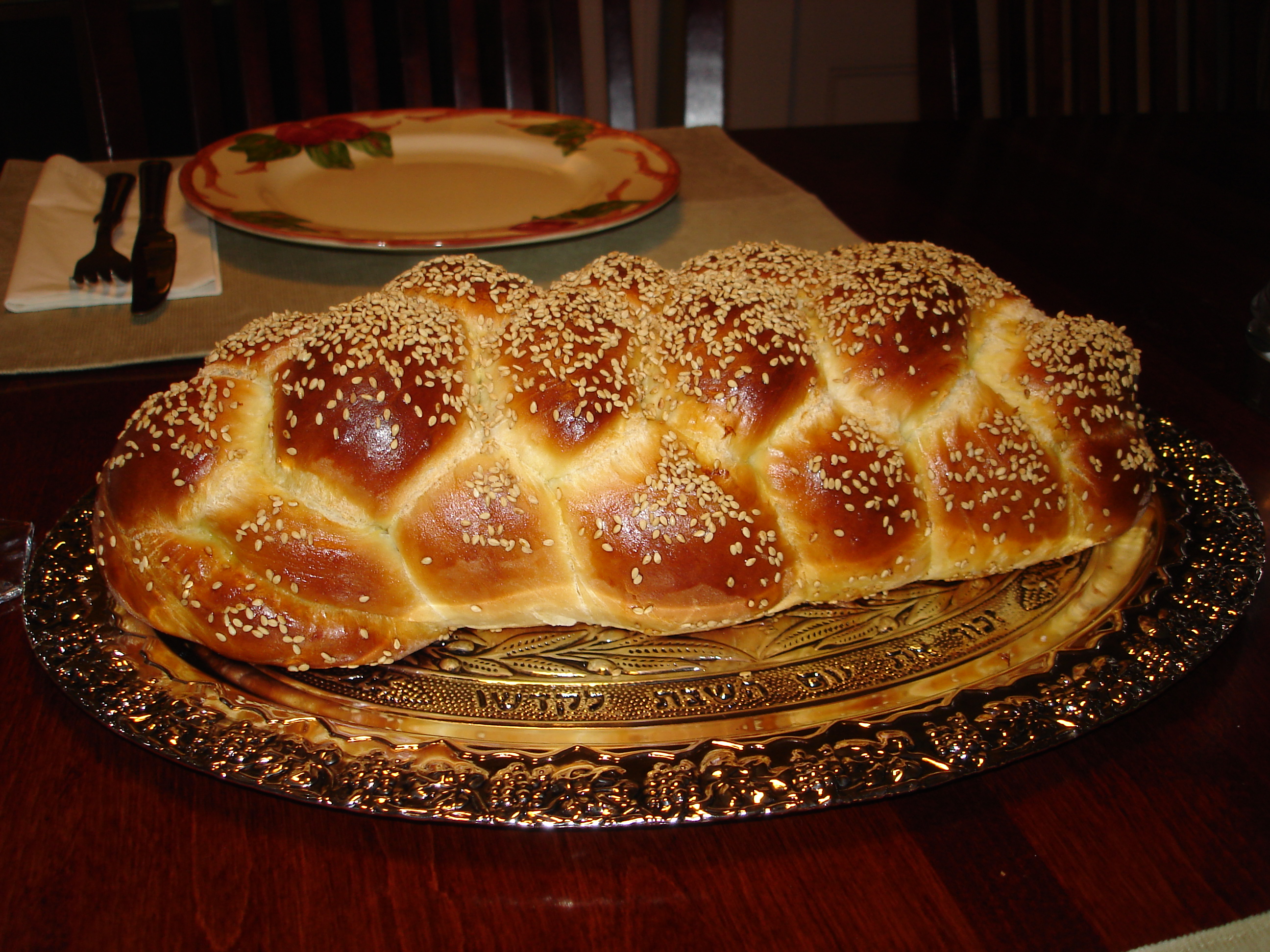 Jewish Challah: Braided Bread Perfection (image credits: wikimedia)