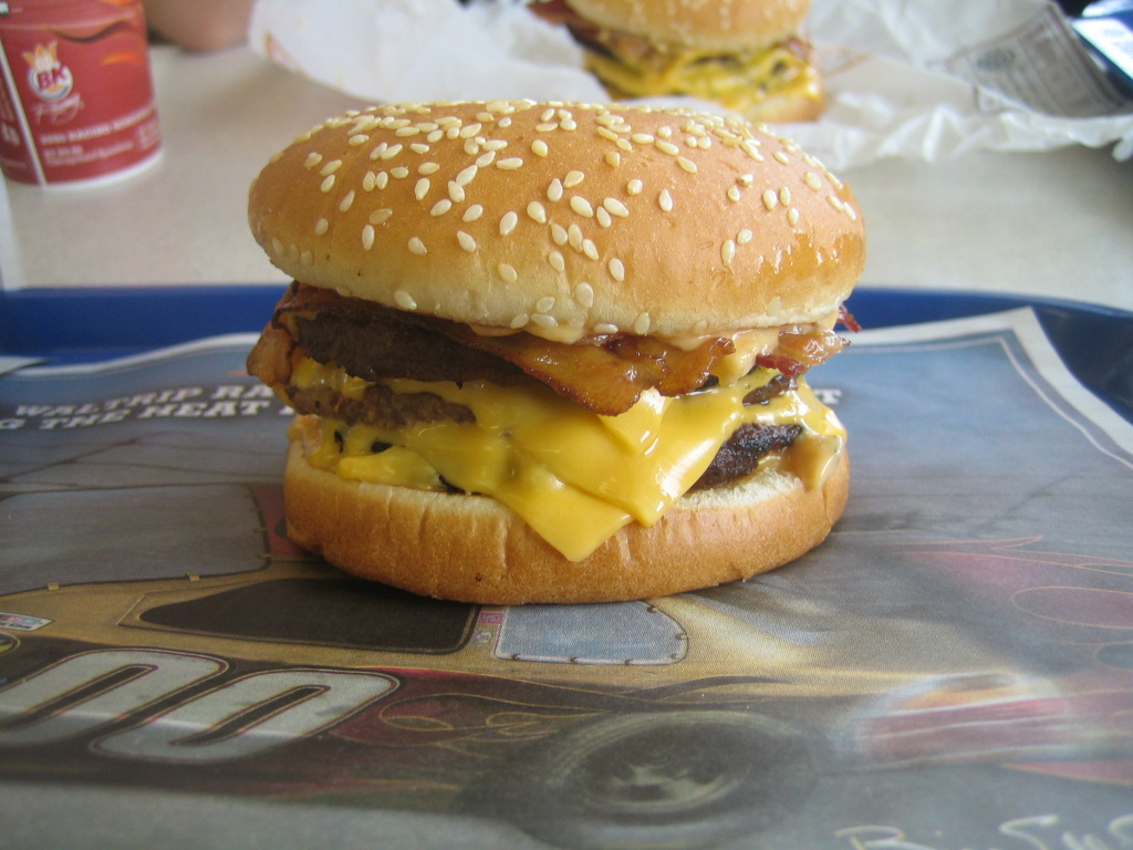 Oversized Burgers: More Problems Than Pleasure (Image Credits: Wikimedia)