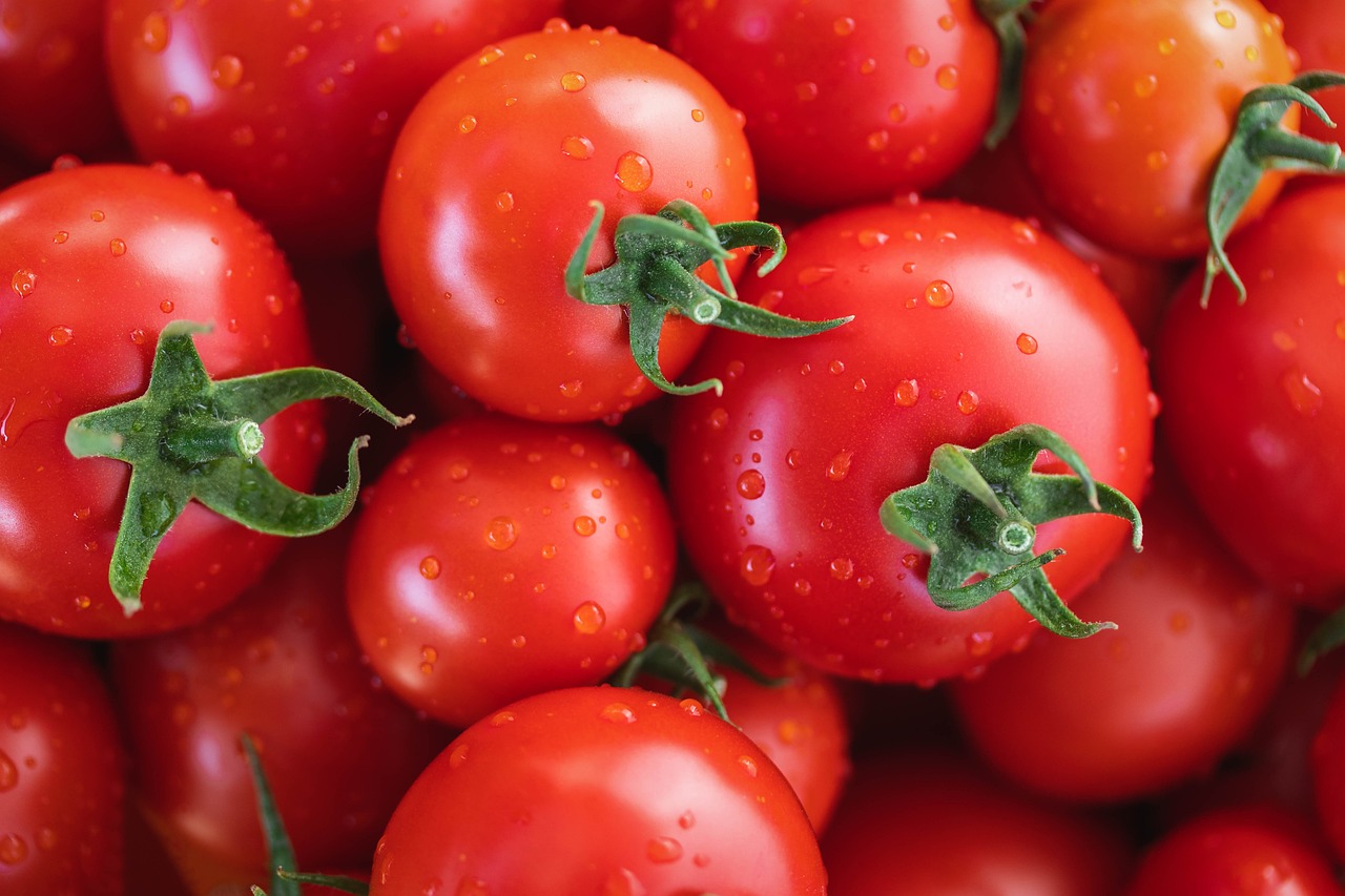 Tomatoes: Juicy and Heart-Healthy (image credits: pixabay)