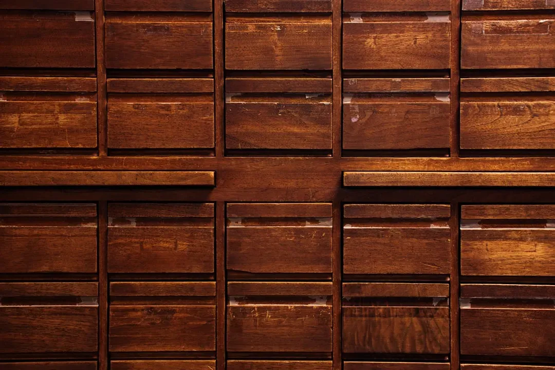 Dark Oak Cabinets From the 1990s (Image Credits: Unsplash)
