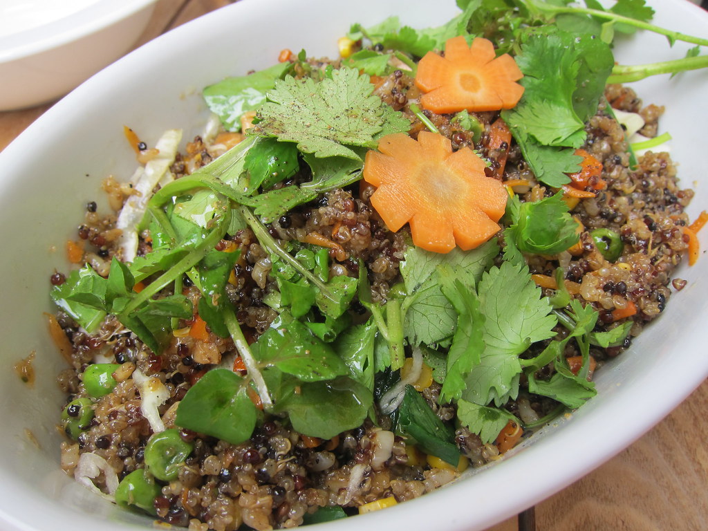 Grain-Based Bowls Redefine Salad Structure (Image Credits: Flickr)