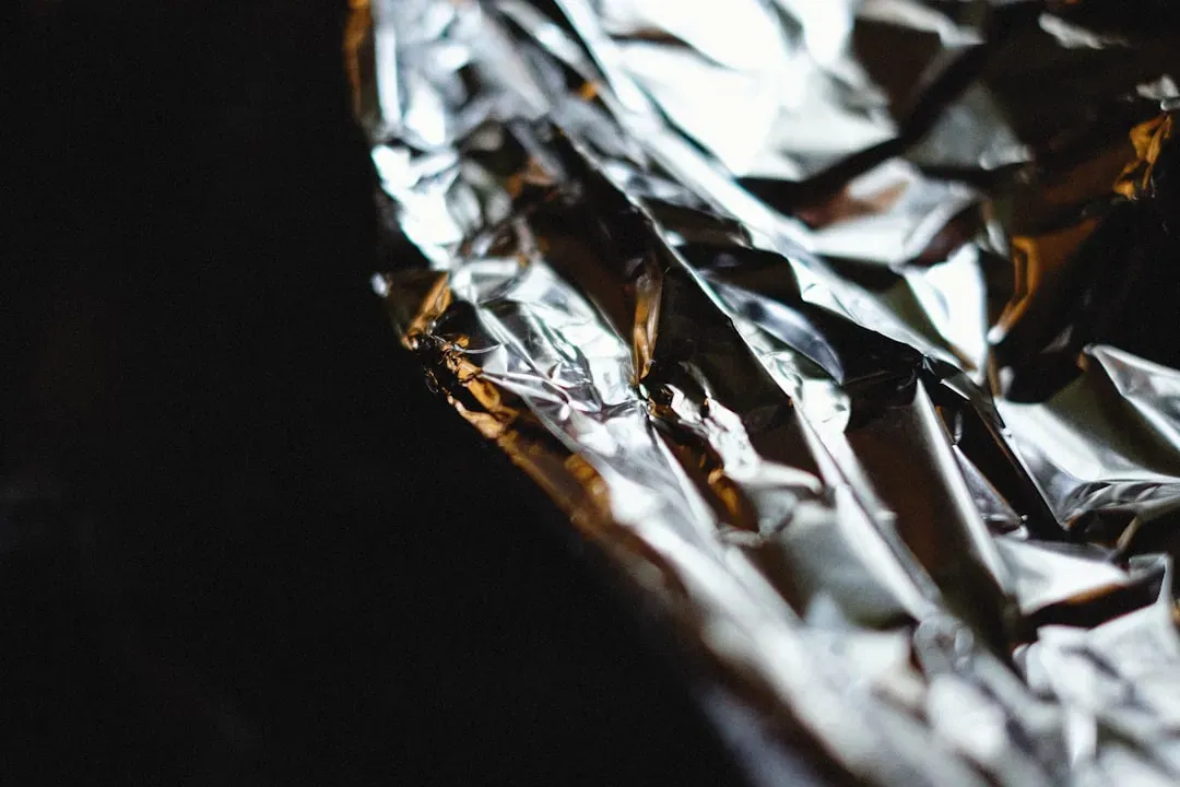 The Right Way to Rest Meat Without Ruining the Crust (Image Credits: Unsplash)