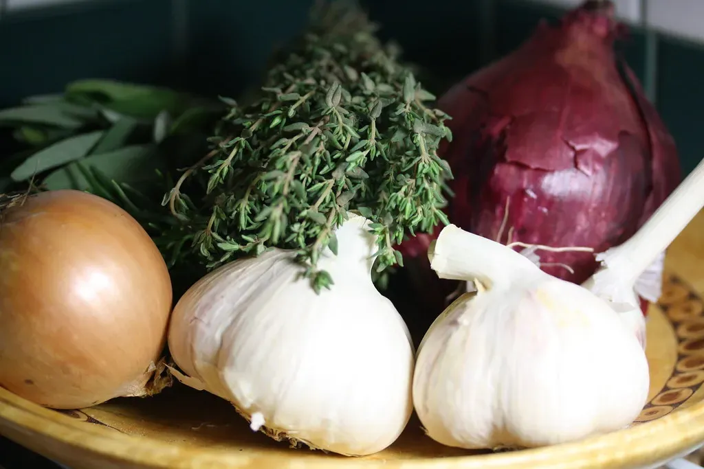 3. Prebiotic Foods: Onions, Garlic, Leeks, and Asparagus (Image Credits: Flickr)